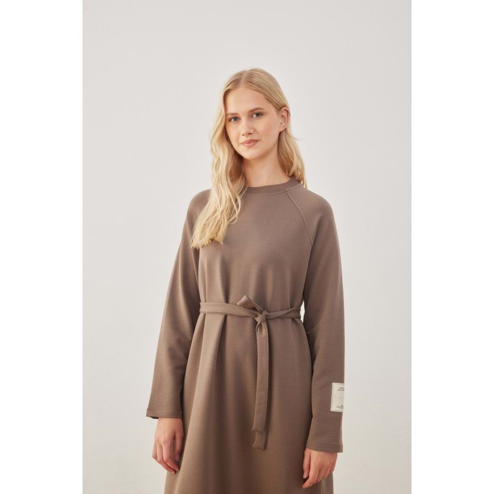 Kol Etiket Detaylı Basic Toprak Elbise M/L