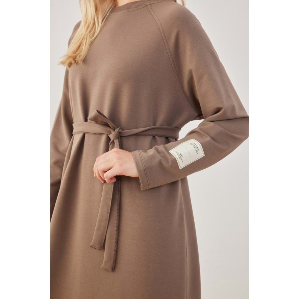 Kol Etiket Detaylı Basic Toprak Elbise S/M