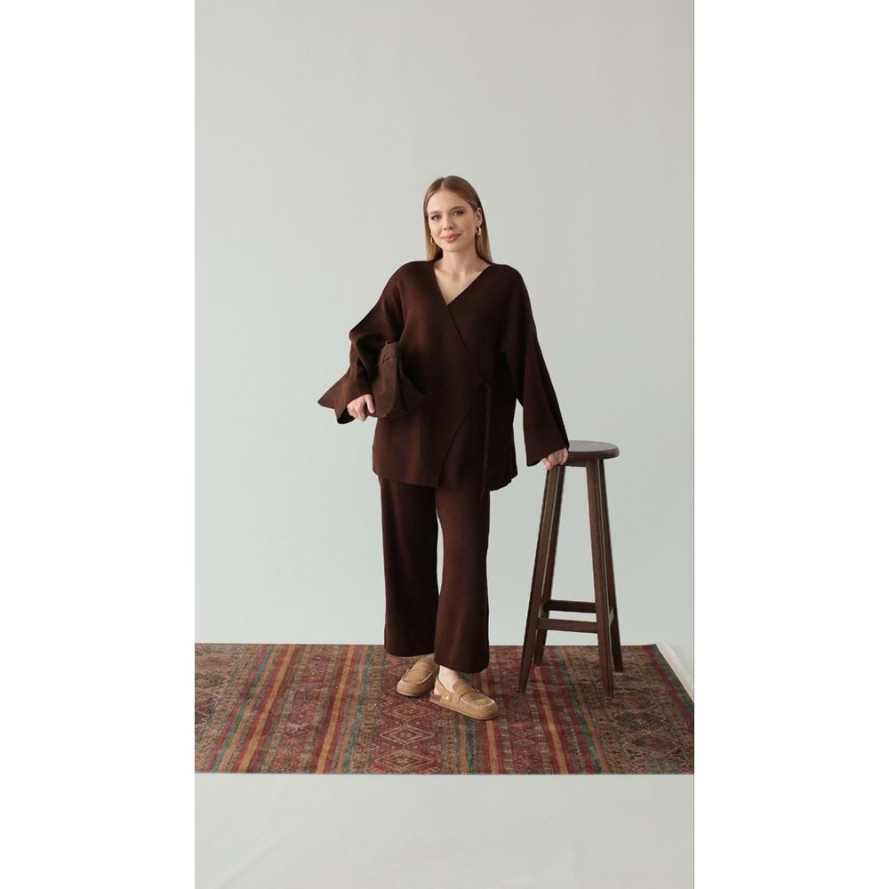 Kahverengi Kruvaze Triko Takım - Standart Beden Anvelop Yaka Kadın