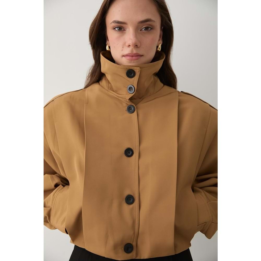 Yüksek Yaka Düğmeli Kadın Camel Trençkot