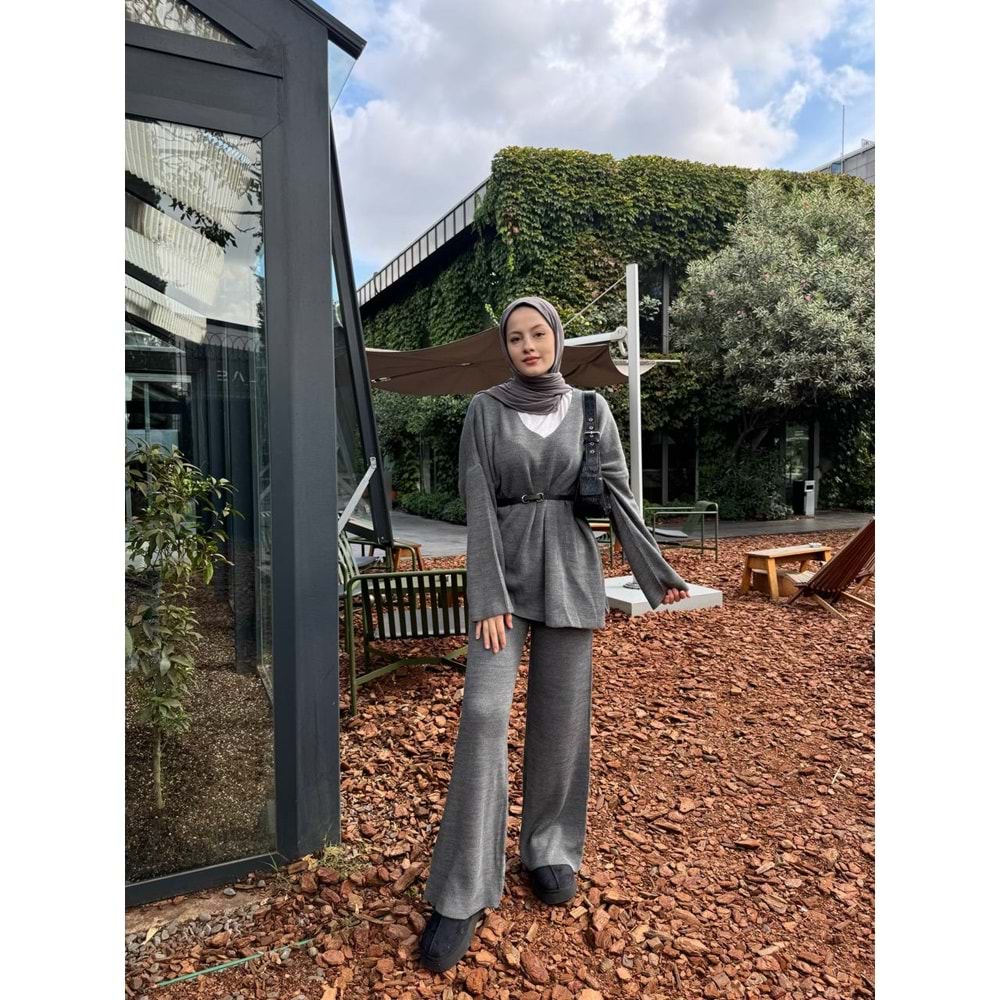 V Yaka Kadın Gri Triko Takım