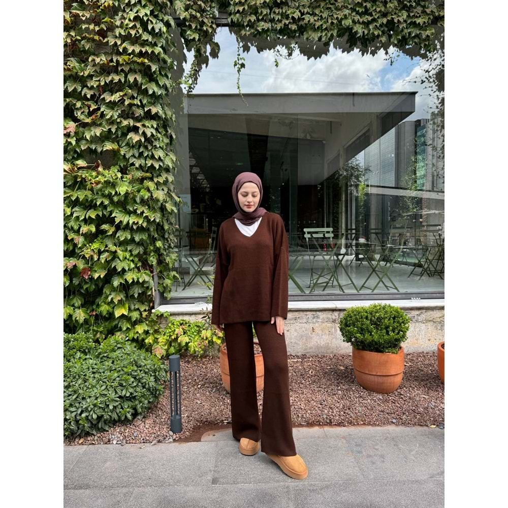 V Yaka Kadın Kahverengi Triko Takım
