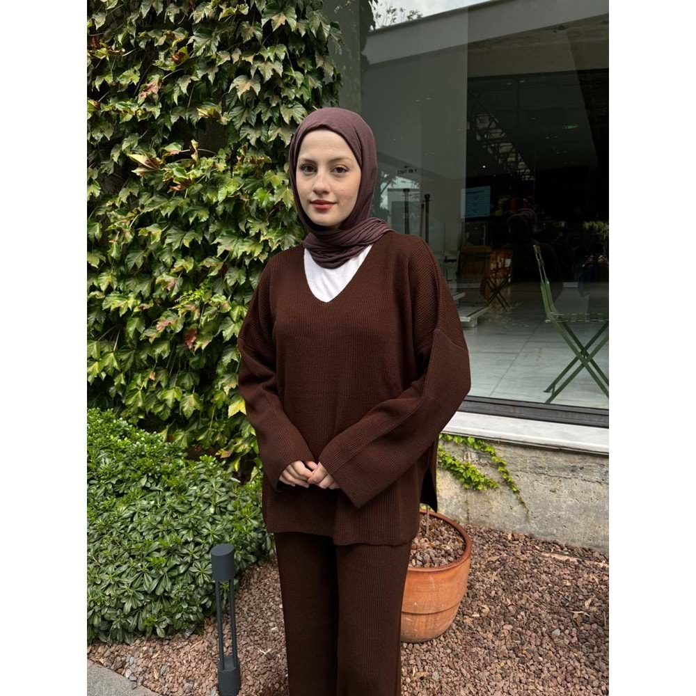 V Yaka Kadın Kahverengi Triko Takım