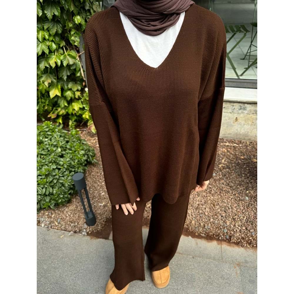 V Yaka Kadın Kahverengi Triko Takım