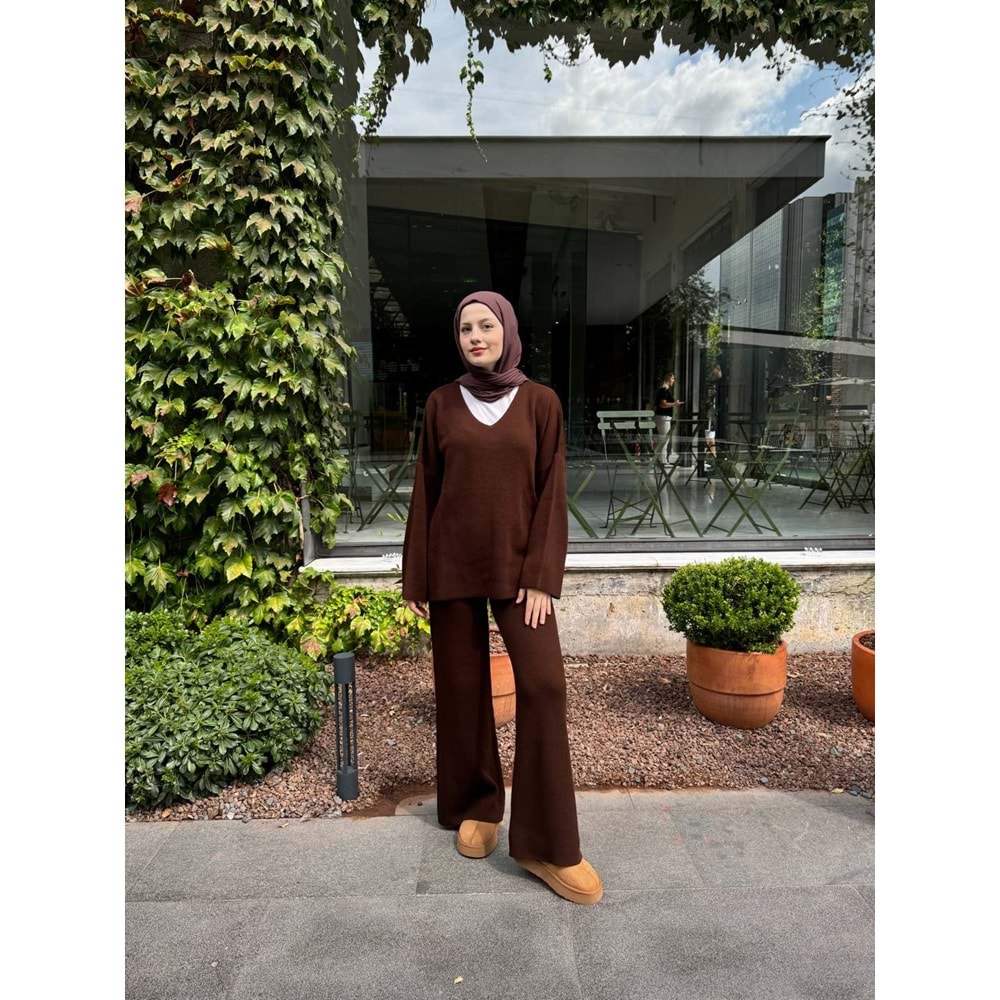 V Yaka Kadın Kahverengi Triko Takım