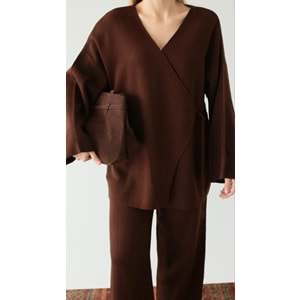 Kahverengi Kruvaze Triko Takım - Standart Beden Anvelop Yaka Kadın