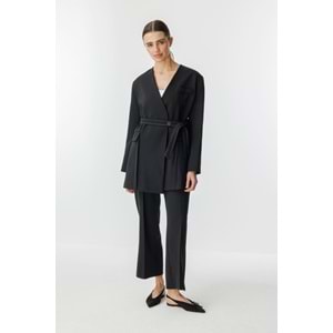 Kontrast Dikişli Kuşaklı Siyah Ceket XL Beden