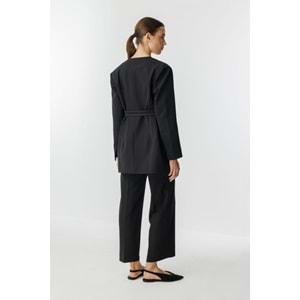 Kontrast Dikişli Kuşaklı Siyah Ceket XL Beden