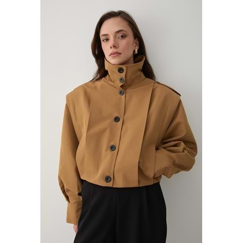 Yüksek Yaka Düğmeli Kadın Camel Trençkot