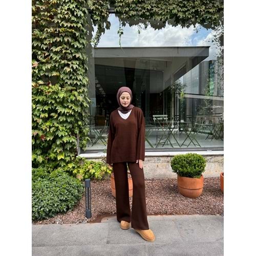 V Yaka Kadın Kahverengi Triko Takım