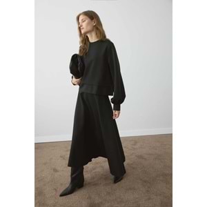 Siyah Bisiklet Yaka Pilikaşeli Balon Kol Etekli Takım S/M