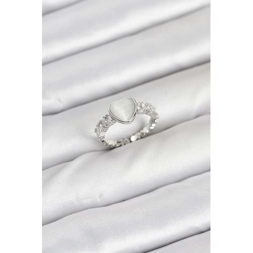 Pirinç Gümüş Renk Zirkon Taşlı Kalpli Kadın Yüzük